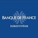Banque de France Eurosystème : Logo Officiel Bleu et Blanc Logo Banque de France Eurosystème, texte blanc sur fond bleu avec motif graphique stylisé.